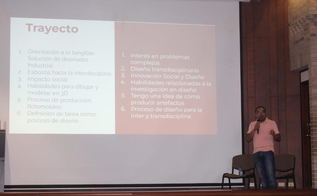 Image of Professor Juan Carlos Ortiz in his lecture during the event 'De puertas pa' fuera'.