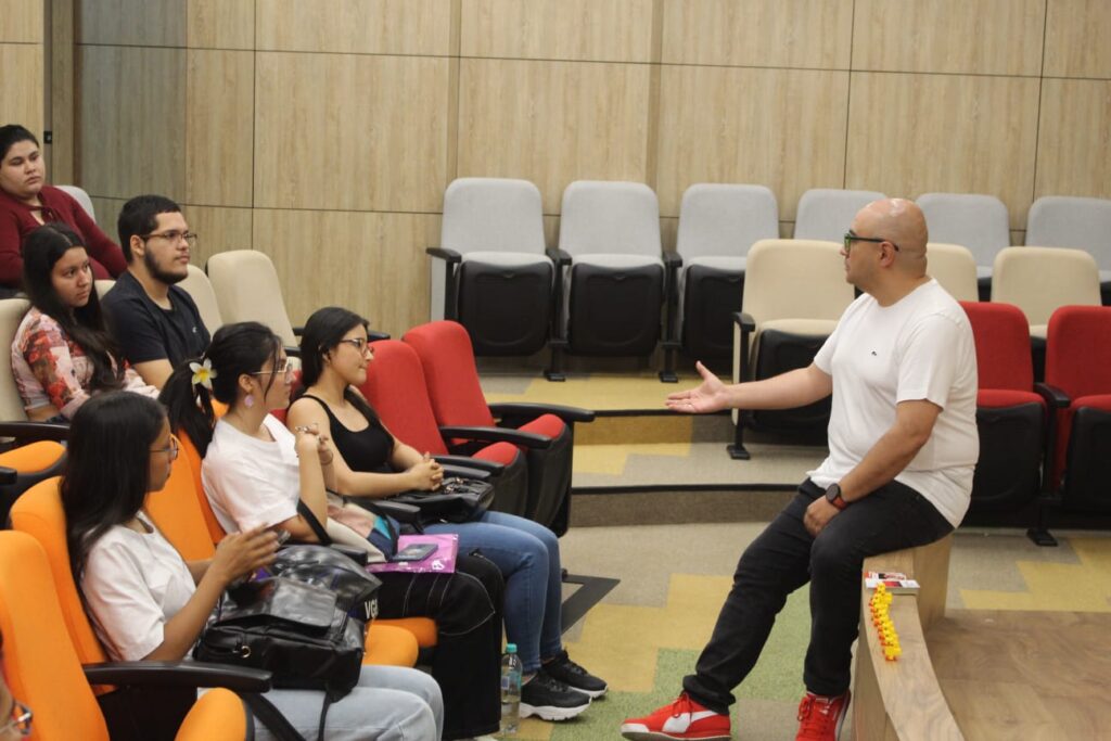 Imagen que muestra a Mario Álvarez dirigiendo un taller