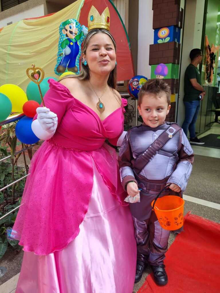 Princesa y guerrero en la celebración del día de los niños en UISALUD.