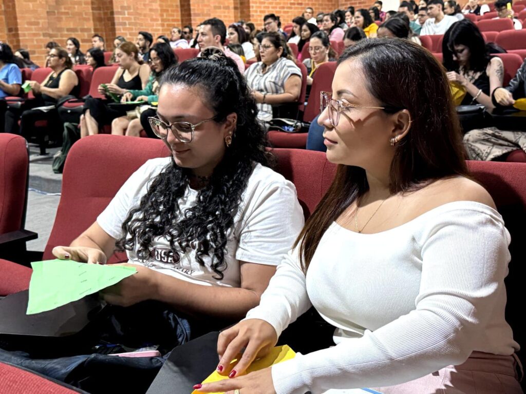 Asistentes a una conferencia académica