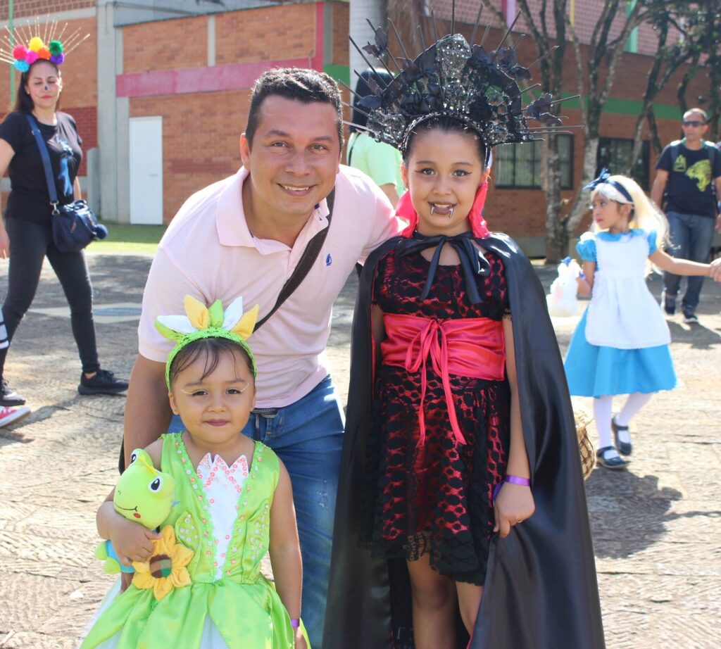 Familia en el día de los niños, diamante de Softbol de la UIS