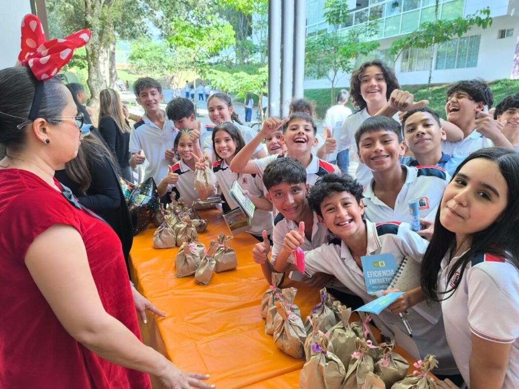 Estudiantes de Fundación UIS recogiendo dulces en el Día del Niño