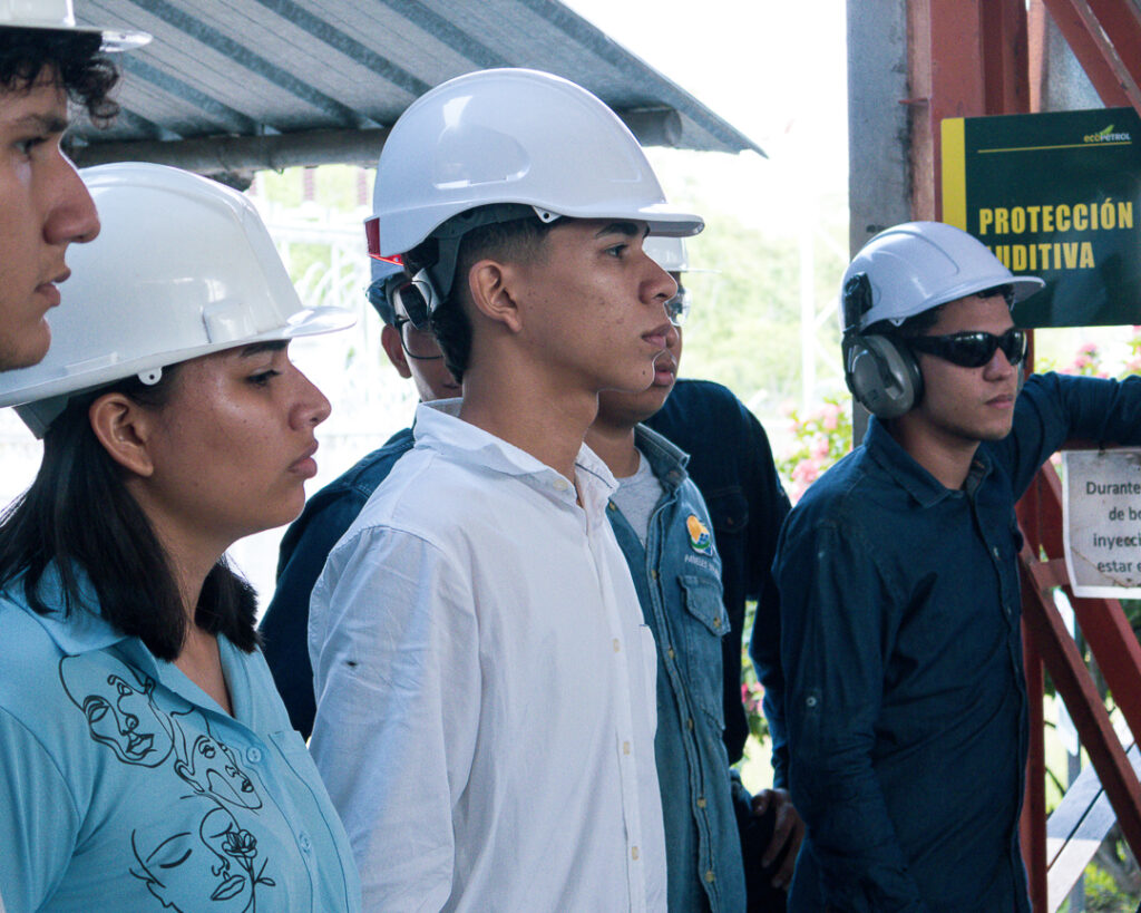 Estudiantes de la sede de Barrancabermeja del programa de Ingeniería de Petróleos recorriendo el Campo Casabe de Ecopetrol