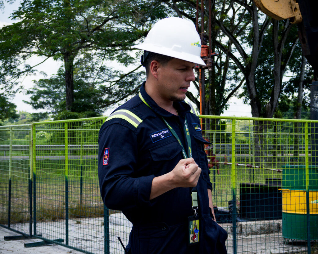 Trabajador del Campo Casabe de Ecopetrol durante la visita de estudiantes la sede de Barrancabermeja.