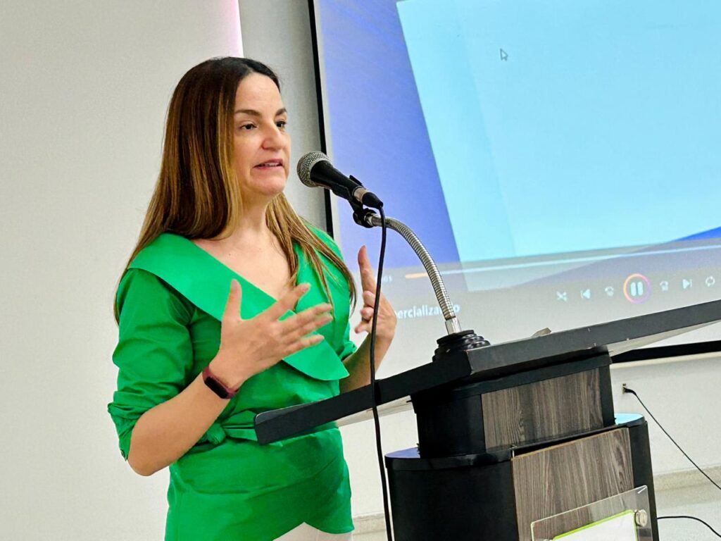 Fotografía de Vanessa Quiroga Arciniegas, directora de Transferencia de Conocimiento durante su intervención de bienvenida al evento Comercializando el Conocimiento y la Tecnología: Guía y Herramienta Práctica , iniciativa dirigida por la Superintendencia de Industria y Comercio - SIC, el Centro de Información Tecnológica y Apoyo a la Gestión de la Propiedad Industrial - CIGEPI, y el CATI-UIS.