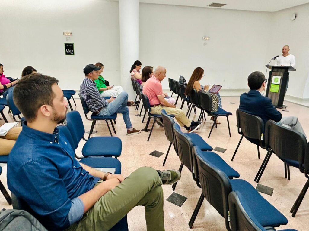 Fotografía del público asistente al evento evento Comercializando el Conocimiento y la Tecnología: Guía y Herramienta Práctica , iniciativa dirigida por la Superintendencia de Industria y Comercio - SIC, el Centro de Información Tecnológica y Apoyo a la Gestión de la Propiedad Industrial - CIGEPI, y el CATI-UIS. El evento fue desarrollado en la Sede UIS Bucarica. 