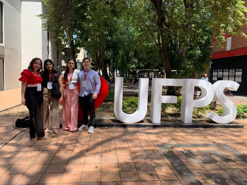 Estudiantes durante el desarrollo del evento