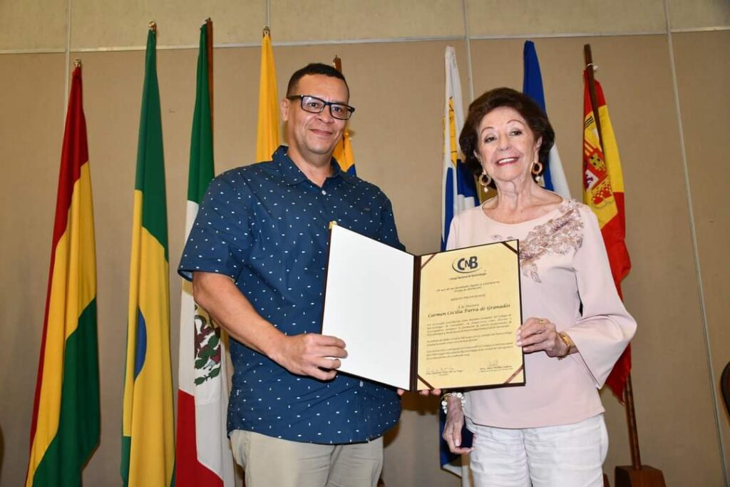 La profesora jubilada Carmen Cecilia Parra de Granados recibe la distinción Mérito Profesional