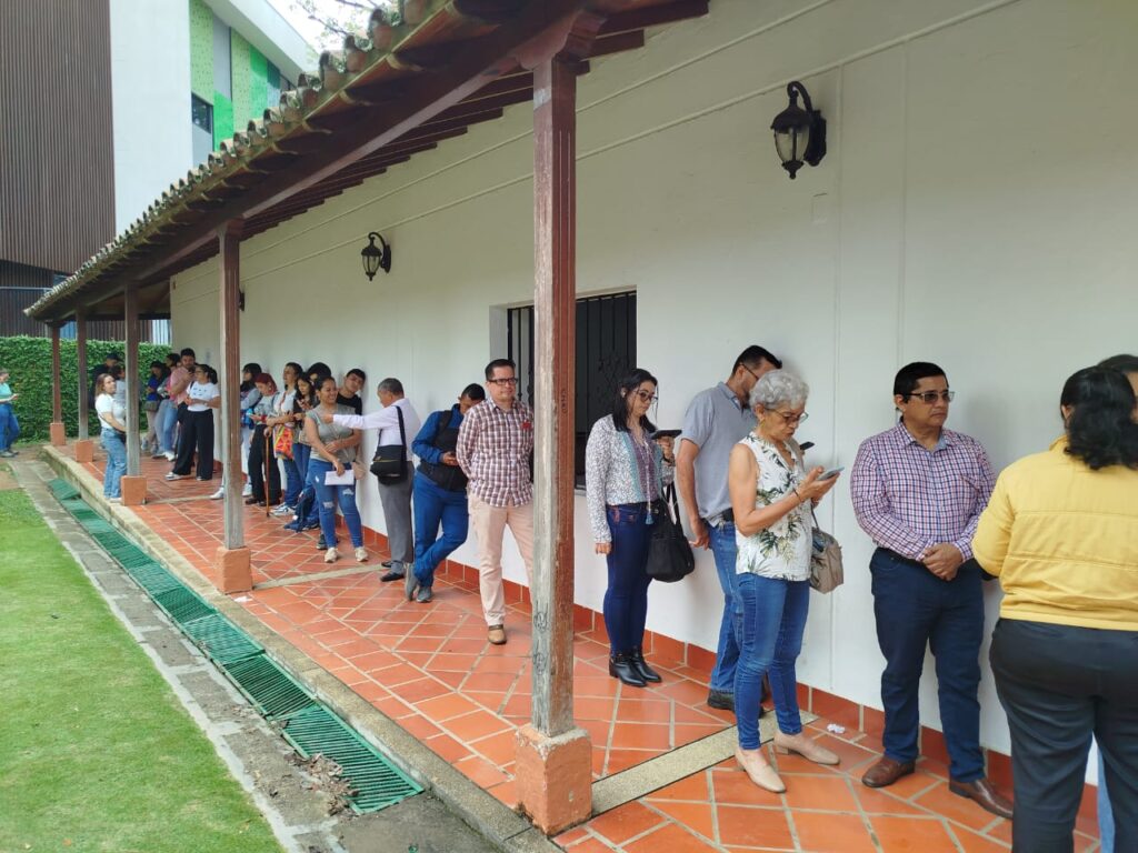 Imagen de fila para ingresar al proceso de agendamiento de citas. 