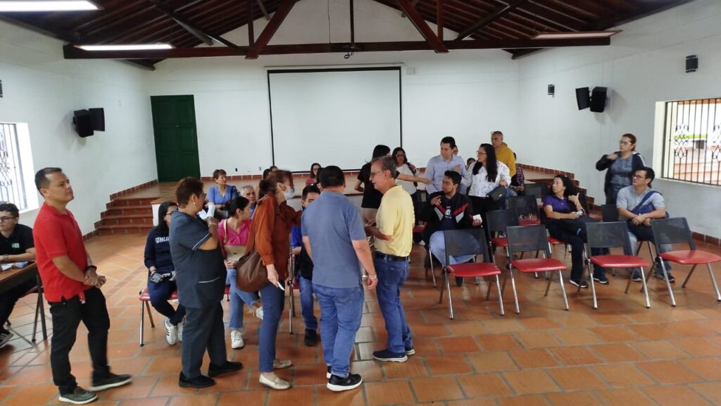 Imagen de  integrantes de la comunidad esperando el llamado al agendamiento de la cita.