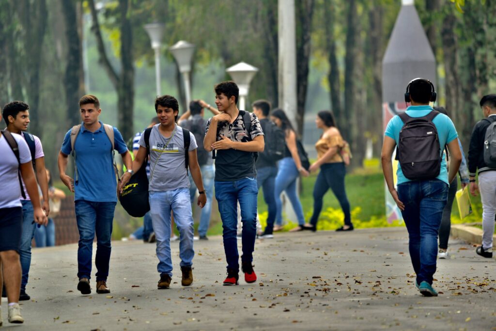 Estudiantes UIS caminando por la Universidad