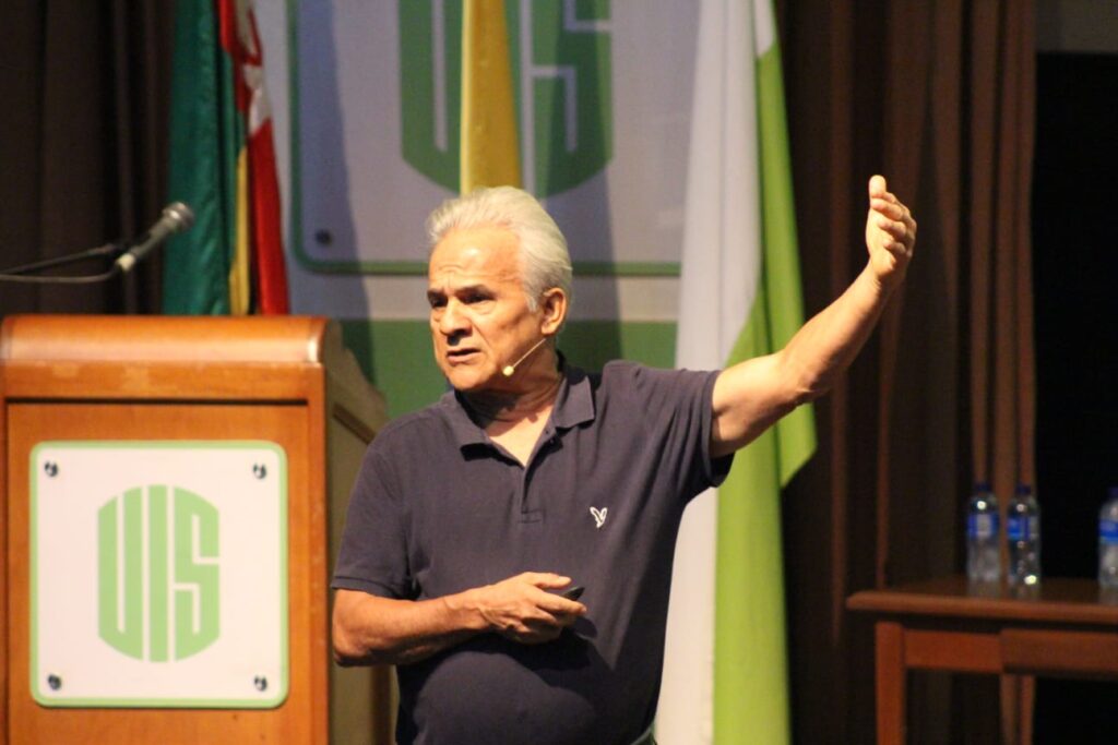 Image showing Gabriel Ordoñez at his lecture.