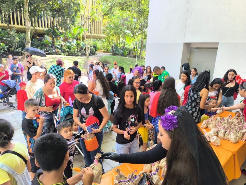 Niños recogiendo dulces en Bienestar Estudiantil