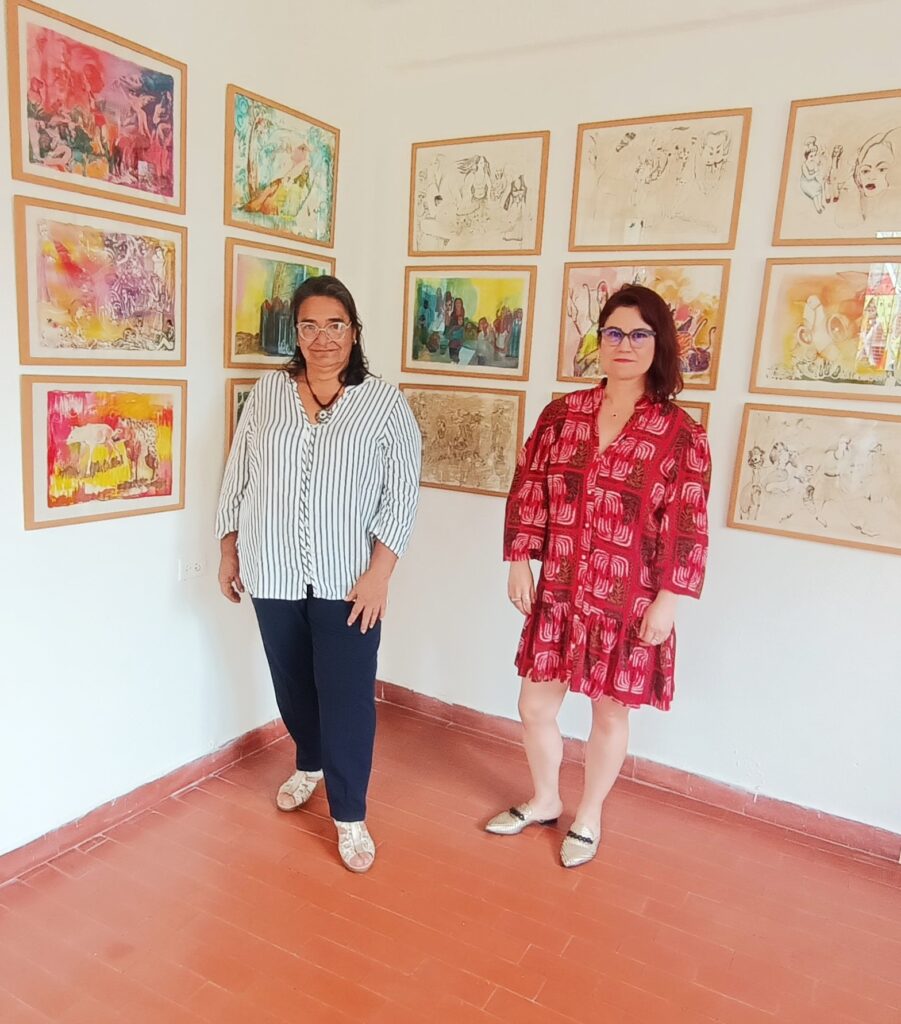 La maestra en Bellas Artes UIS, Andrea Rey y la artista Luz Mercedes Suárez Peñaranda en la inauguración de la exposición «Regiones Fantásticas»