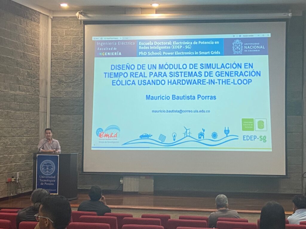 Mauricio Bautista Porras, de la Maestría en Ingeniería Electrónica, durante su ponencia en el concurso PITCH