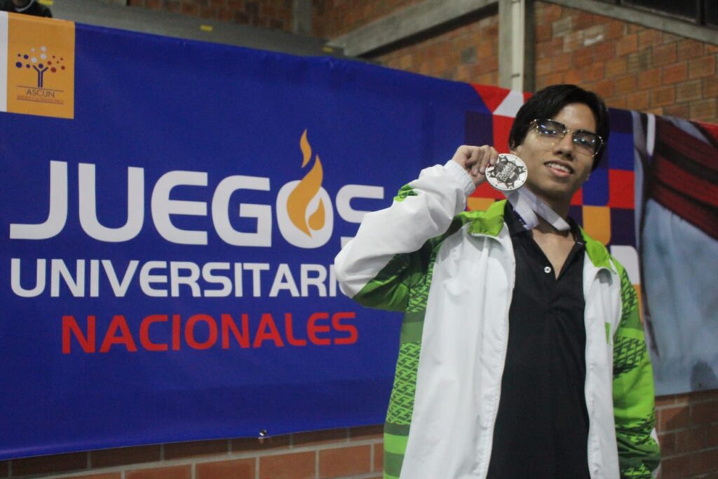 Joan Sebastián, ganador de la medalla de plata en los Juegos Nacionales Ascún