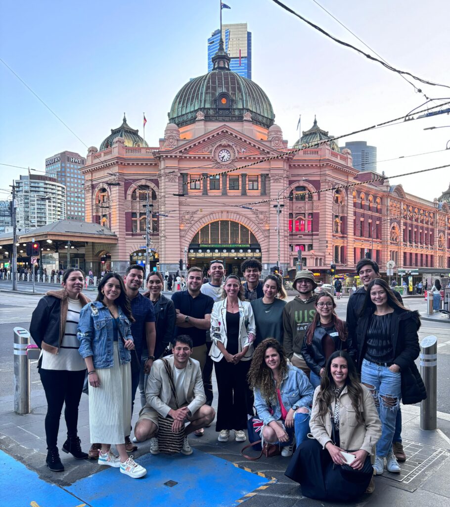 Encuentro con Egresados UIS residentes en Melbourne: Jose Jairo Villarreal, Orlando Caballero, Diana Montagut, Andrés Felipe León, Lesly Meléndez, Diana Carreño, Leidy Delgado, Lina Peña, Angélica León, Tiffany Urquijo, Jhon Jarlin García, Dayan Ramos, Julian Mejía, Christian Vanegas, Laura Cantillo, Jennifer Rodríguez, Jessica Salgar, Yenny Caballero, Andrés Cuarán, Daniel Valbuena y Leidy Hernández.