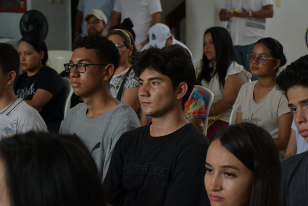 Jóvenes en el lanzamiento de Metalemente, un programa de prevención en salud mental cuyo objetivo consiste en brindar atención psicológica oportuna en el puerto petrolero.