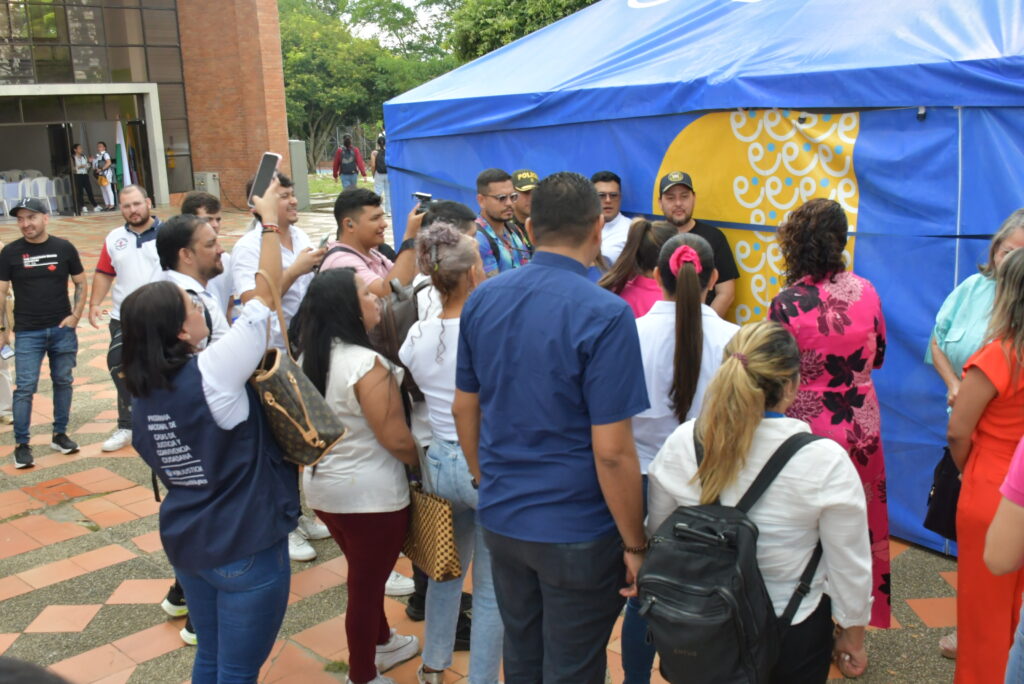 Jóvenes en el lanzamiento de Metalemente, un programa de prevención en salud mental cuyo objetivo consiste en brindar atención psicológica oportuna en el puerto petrolero.