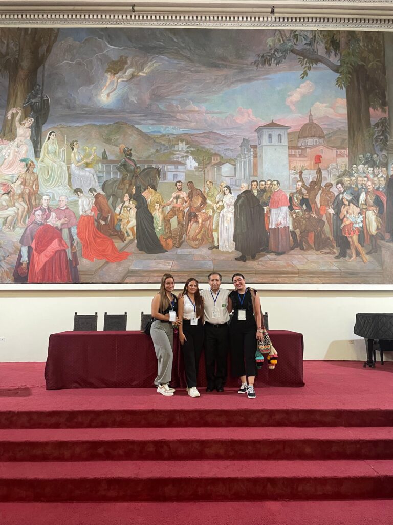 Equipo de estudiantes integrantes de Paidopolis junto al profesor de la Escuela de Educación, César Augusto Roa, director del programa radial Paidópolis