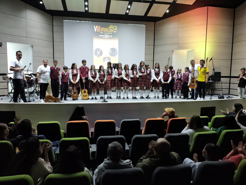 Estudiantes del Colegio Isabel Valbuena Cifuentes del municipio de Vélez, Santander, participantes del VIII Festival Internacional de Percusión y Música de Cámara 2024 organizado por la Escuela de Artes y Música de la UIS.