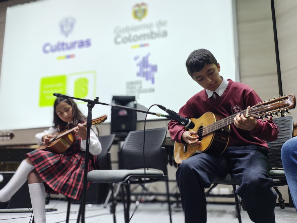 Estudiantes del Colegio Isabel Valbuena Cifuentes del municipio de Vélez, Santander, participantes del VIII Festival Internacional de Percusión y Música de Cámara 2024 organizado por la Escuela de Artes y Música de la UIS.