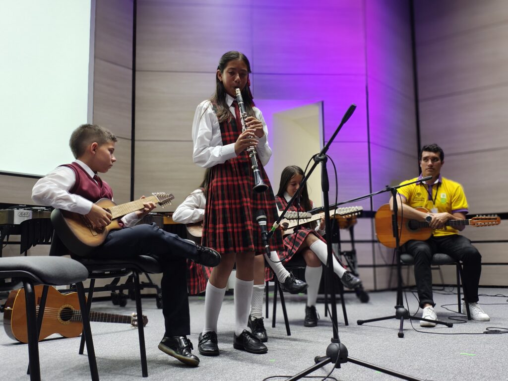 Estudiantes del Colegio Isabel Valbuena Cifuentes del municipio de Vélez, Santander, participantes del VIII Festival Internacional de Percusión y Música de Cámara 2024 organizado por la Escuela de Artes y Música de la UIS.