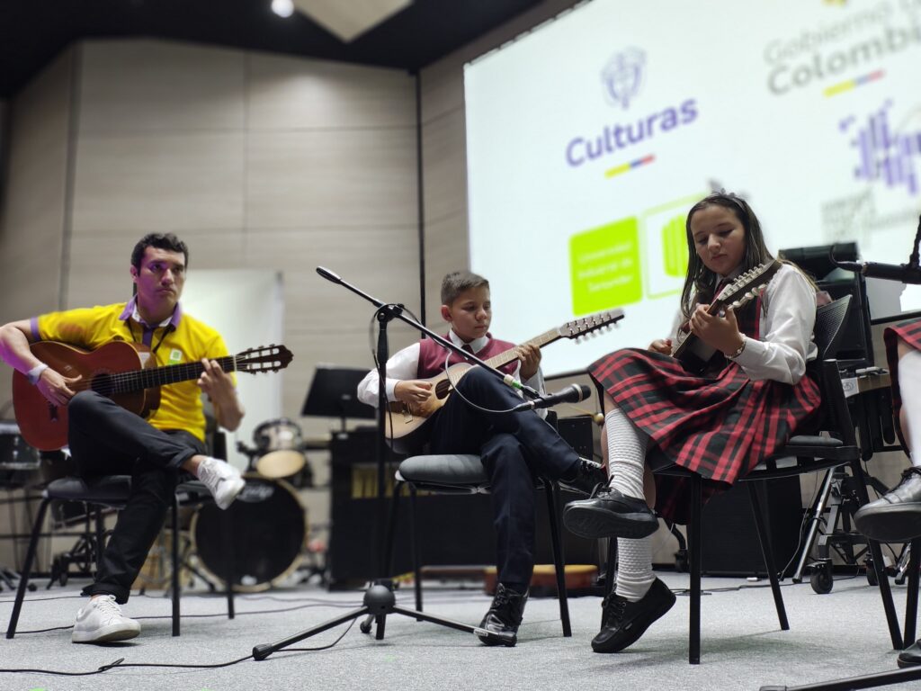 Estudiantes del Colegio Isabel Valbuena Cifuentes del municipio de Vélez, Santander, participantes del VIII Festival Internacional de Percusión y Música de Cámara 2024 organizado por la Escuela de Artes y Música de la UIS.