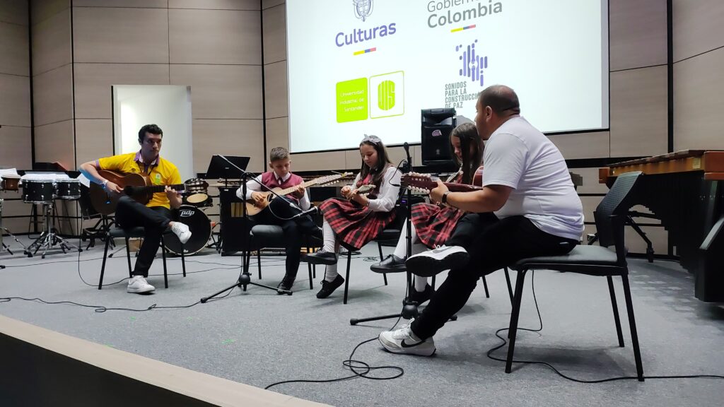 Estudiantes del Colegio Isabel Valbuena Cifuentes del municipio de Vélez, Santander, participantes del VIII Festival Internacional de Percusión y Música de Cámara 2024 organizado por la Escuela de Artes y Música de la UIS.