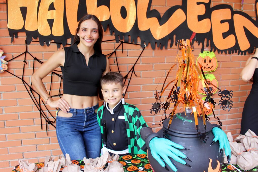 Familia celebrando en la Facultad de Ciencias el Día de los Niños UIS 2024