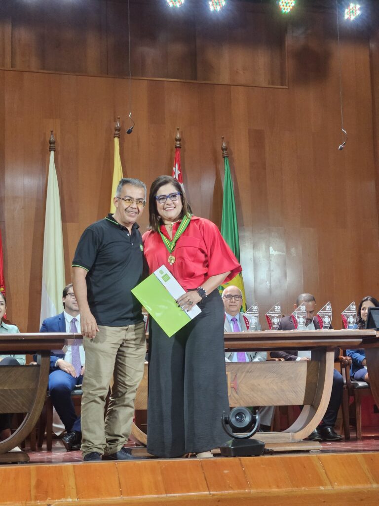 profesor Miller Salas, director de Escuela de Ingeniería Civil de la UIS, junto a la profesora María Ximena García, directora de la Facultad de Ingeniería Civil de la UPB.