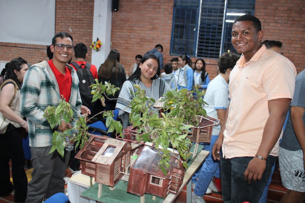 Imagen de 25 estudiantes de la Sede UIS Málaga en el sitio de “Ciudad Perdida” apreciando la flora y piedras rocosas del lugar.