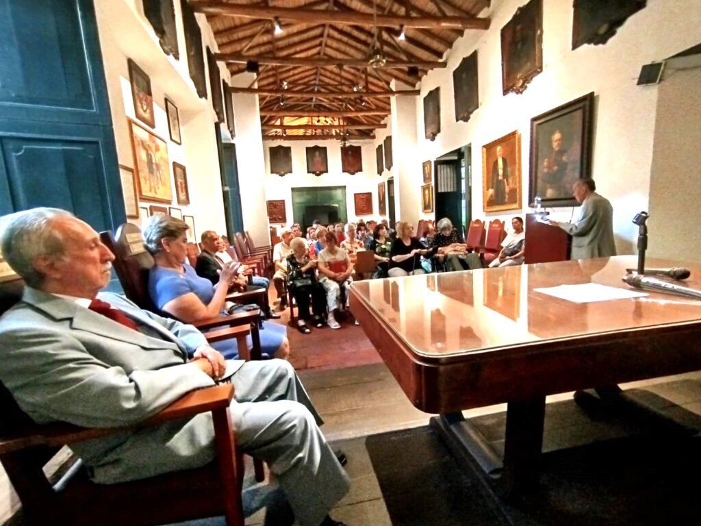 Momento de la presentación del libro por su autor Carlos Cortés Caballero.