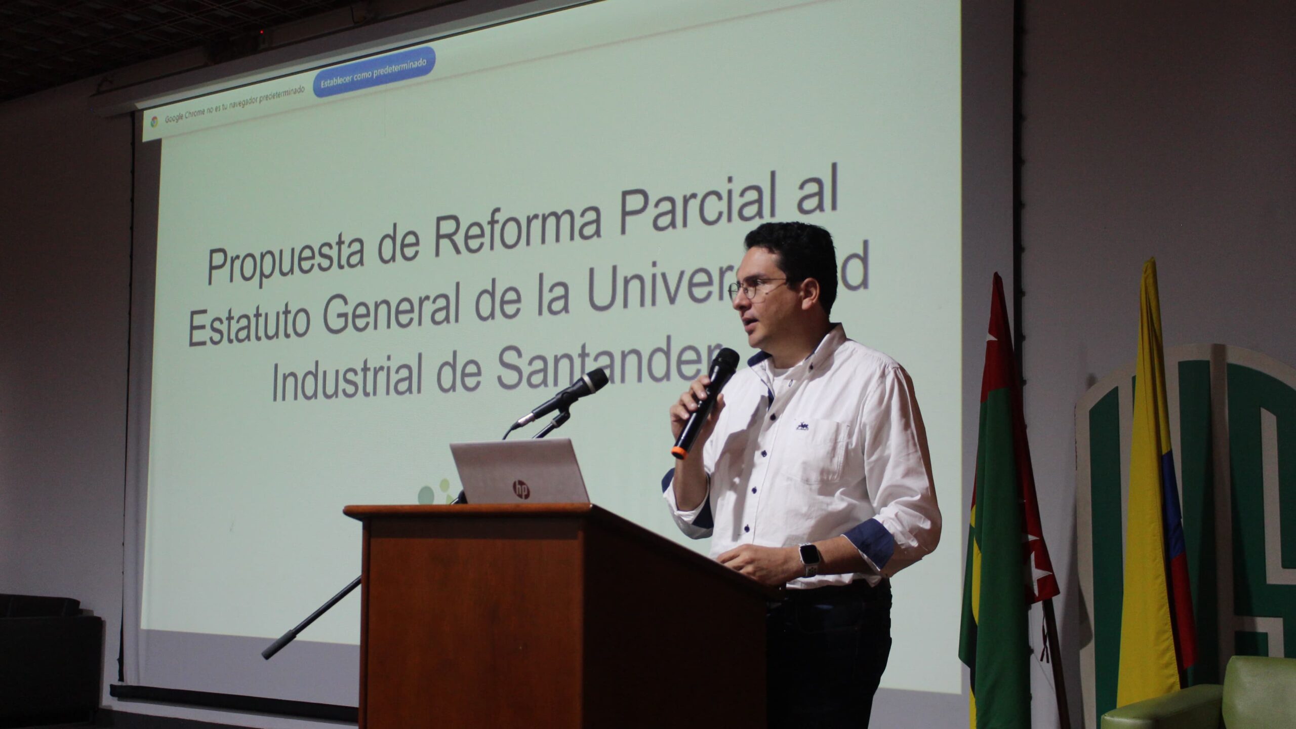 Professor David Alejandro Miranda, professor of the School of Physics, presenting the partial reform proposal submitted by Asprouis during the Sixth Day of the General Statute Reform.