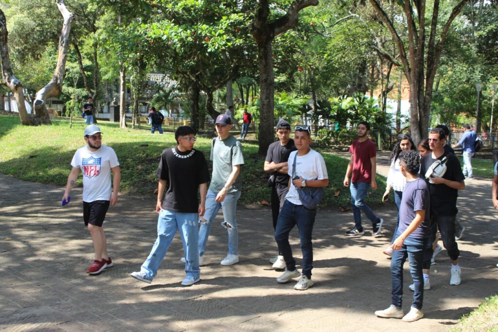 Imagen que muestra a los estudiantes de la Universidad de Cundinamarca en el campus central