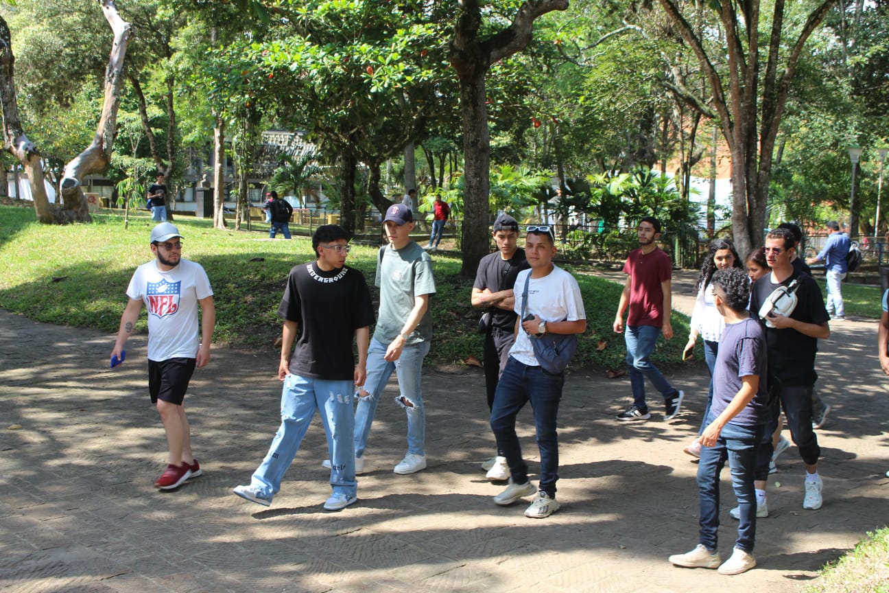 Imagen que muestra a los estudiantes de la Universidad de Cundinamarca en el campus central