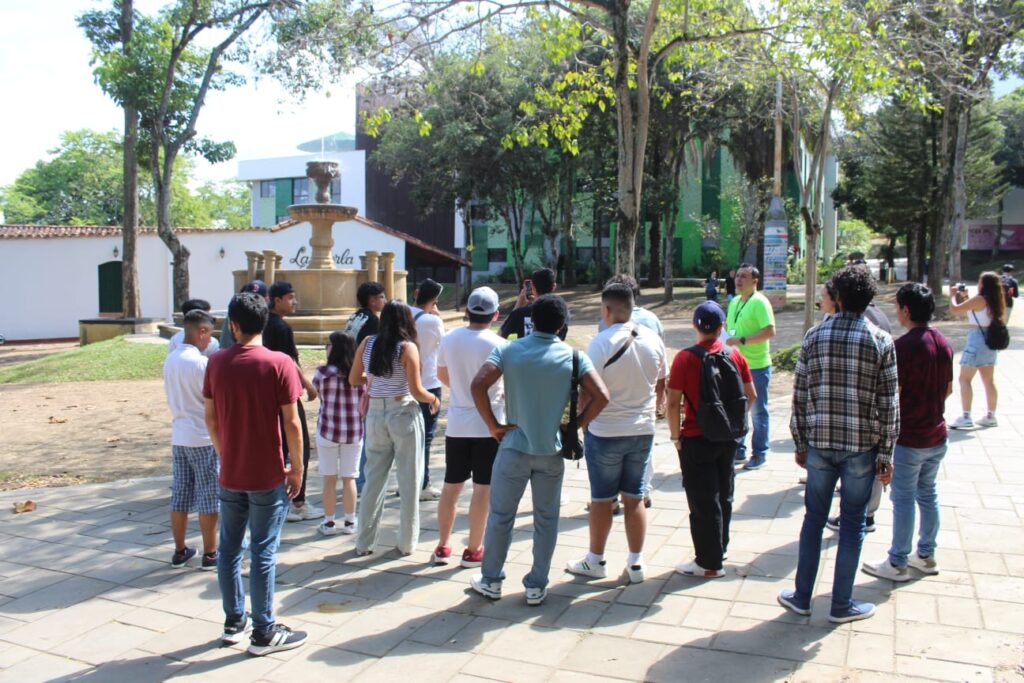 Imagen de la visita de estudiantes y profesores de la Universidad de Cundinamarca durante recorrido