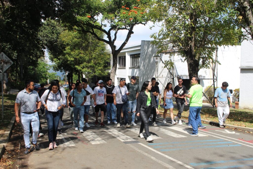 Imagen que muestra a los estudiantes y profesores de la Universidad de Cundinamarca en recorrido por el campus central