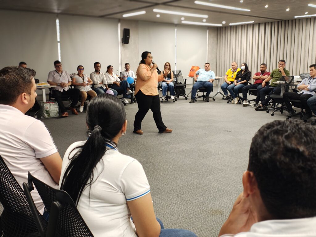 Angélica Mora Dionisio, directora regional del PSCP – UIS, durante el encuentro de seguimiento y avances a la implementación del Programa Sonidos para la Construcción de Paz, PSCP, en alianza con la UIS.