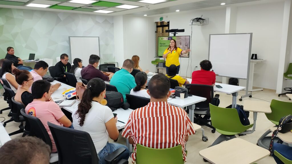 Gestores Territoriales y Administrativos reunidos revisando los avances a la implementación del Programa Sonidos para la Construcción de Paz, PSCP, en alianza con la UIS.