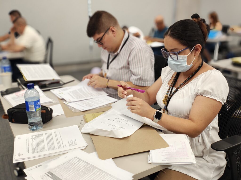 Gestores Territoriales y Administrativos durante el encuentro que buscaba analizar los avances a la implementación del Programa Sonidos para la Construcción de Paz, PSCP, en alianza con la UIS.