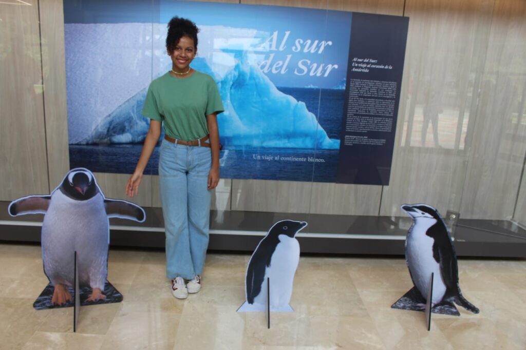 Image showing an attendee at the exhibition 'Al sur del sur'.