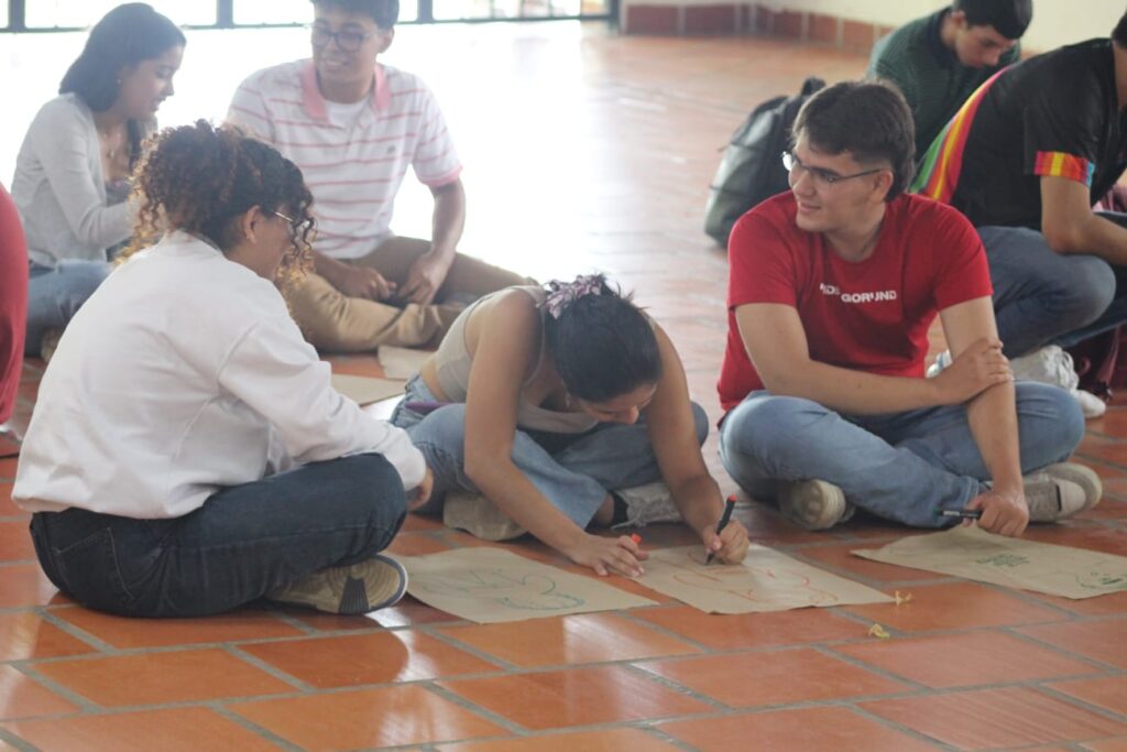 Imagen que muestra un taller de cartografía corporal como parte del U24 Fest.