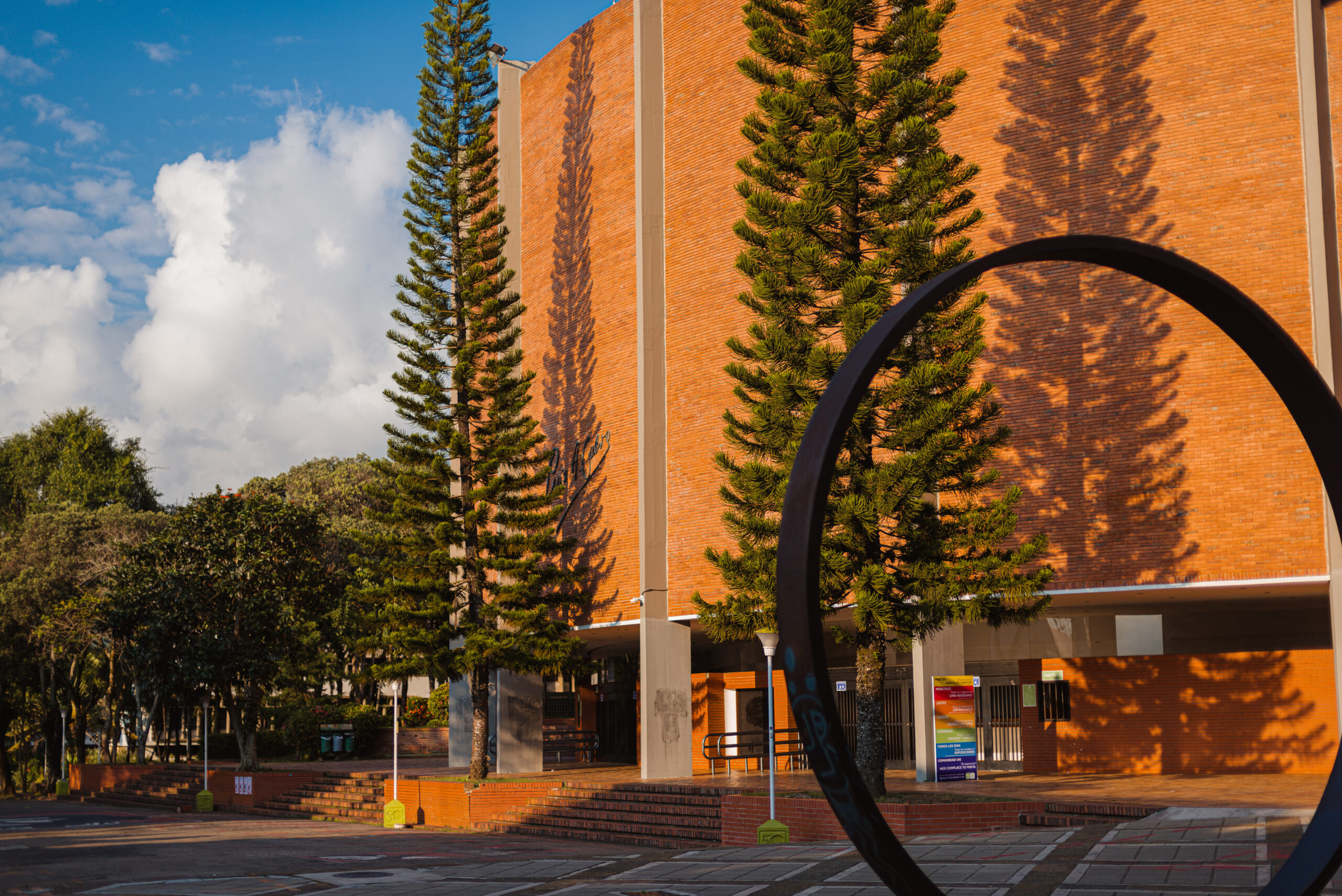 Monumento Lección de geometría con el auditorio Luis A. Calvo de fondo