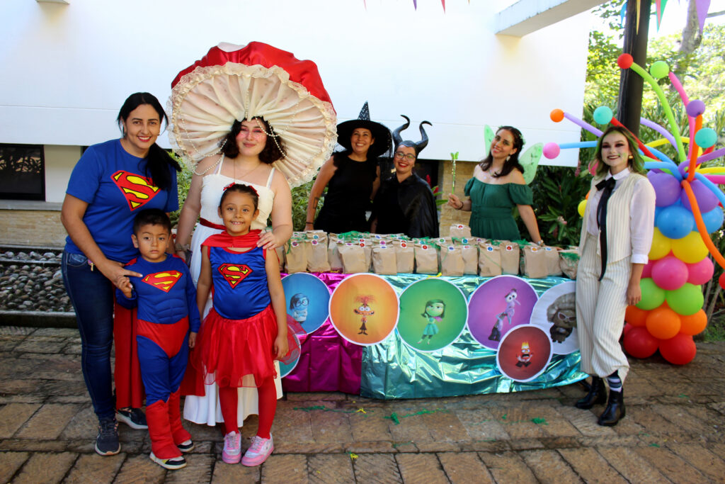 Funcionarios y niños en el edificio de Administrativos 1 celebrando el día de los niños. 