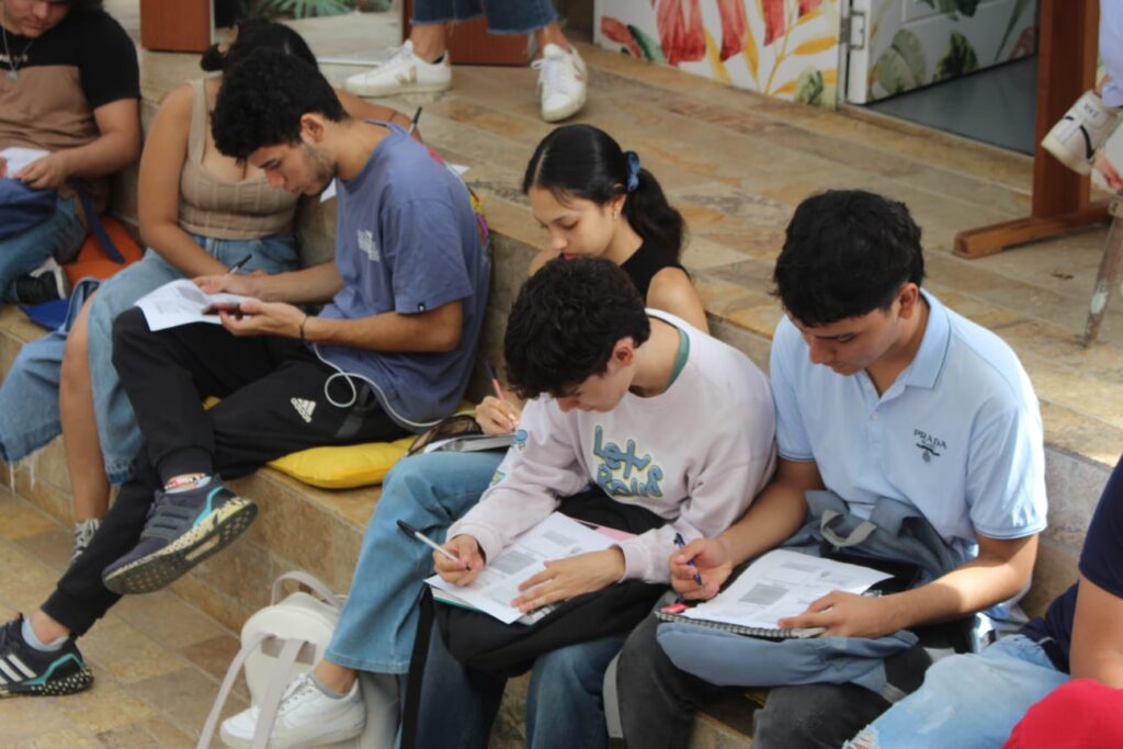 Imagen que muestra a estudiantes participando de un taller del U24