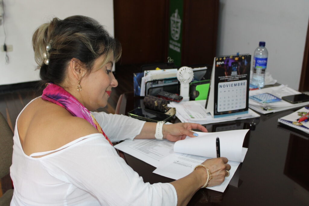 Deicy Dalila Delgado Diaz, coordinadora de la Sede UIS Málaga, firmando la constancia de la entrega del mobiliario.