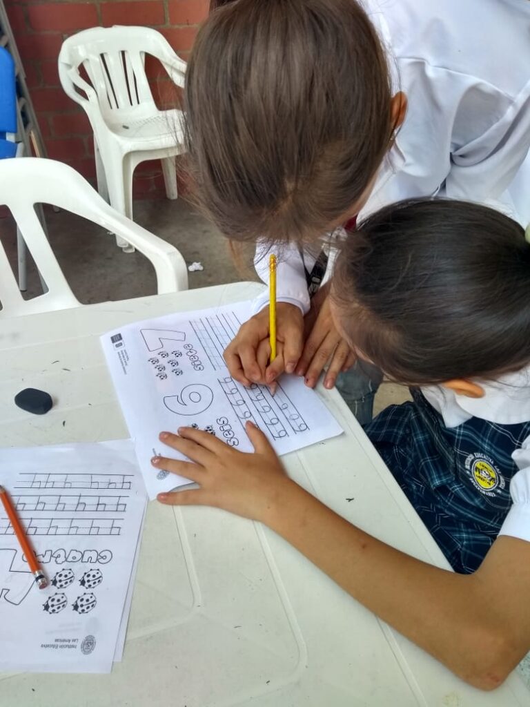 Haided Lised en su trabajo con los niños y niñas.