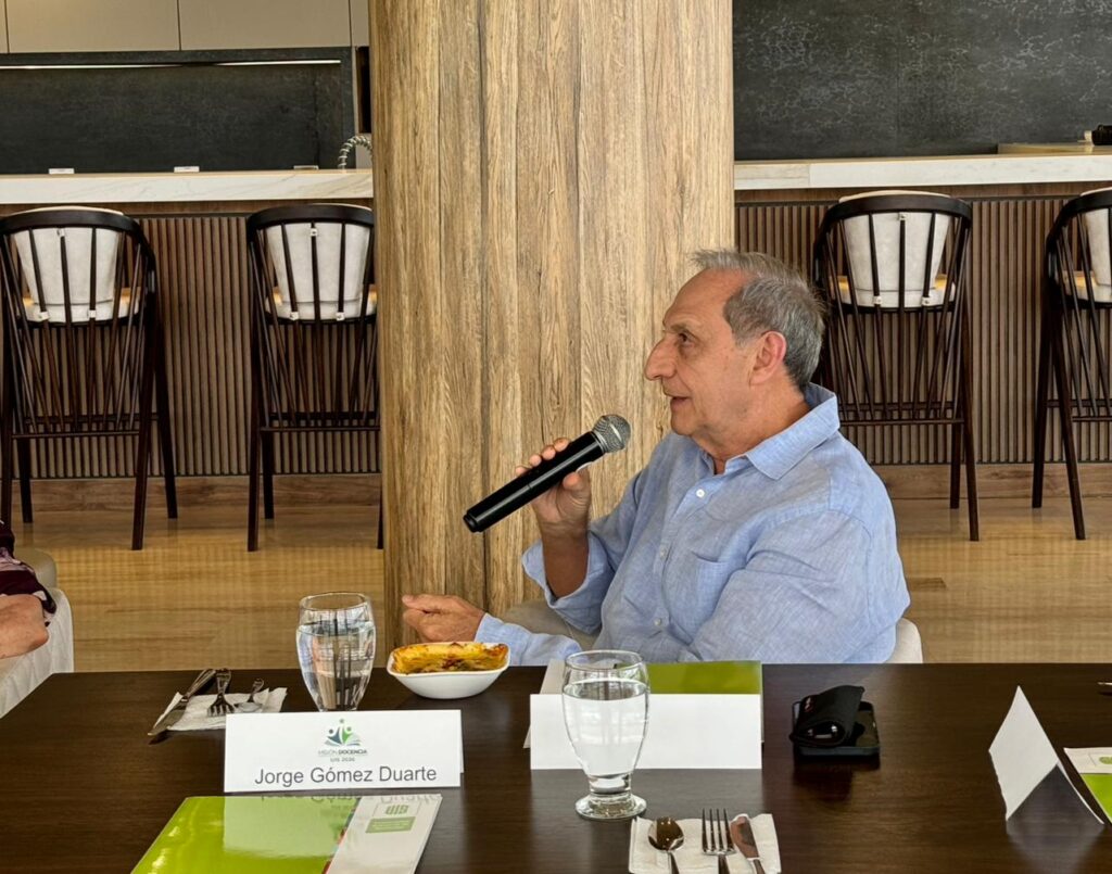 Ex rector Álvaro Beltrán durante el encuentro de Misión Docencia UIS 2030