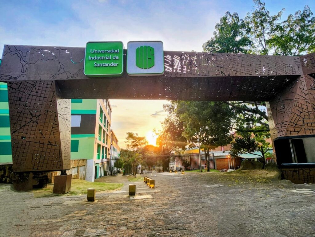 Fachada de la Universidad Industrial de Santander por la carrera 30 